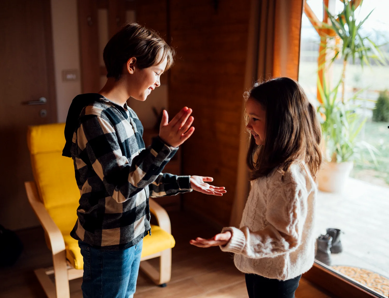 Deux enfants jouant ensemble dans une ambiance joyeuse