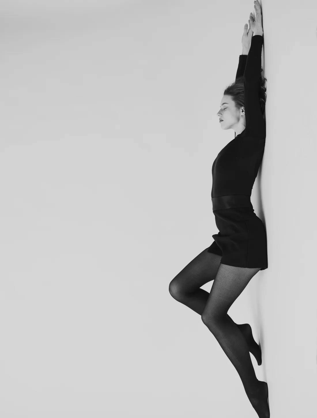 Modèle portant une tenue noire minimaliste