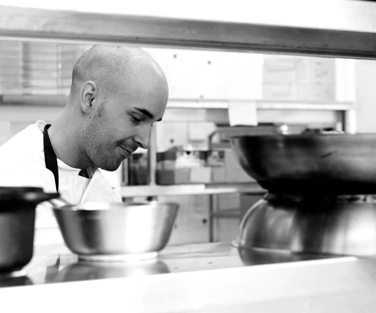 Chef cuisinant dans une cuisine professionnelle